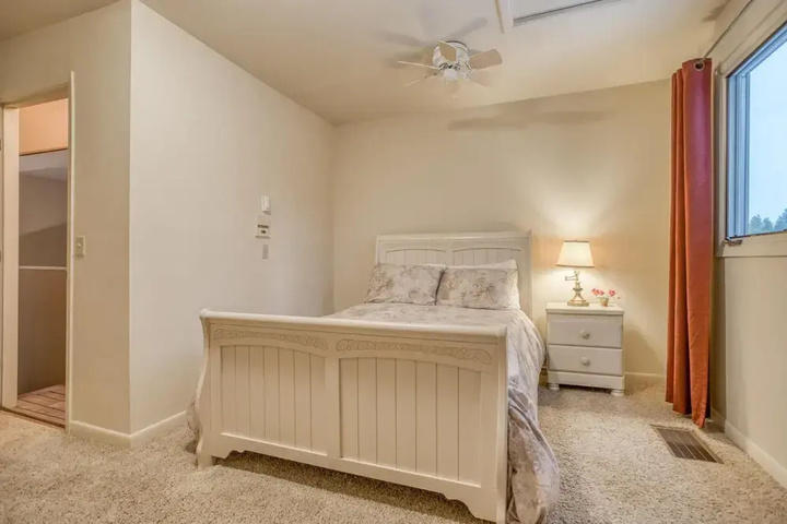 Room 6 of 33
