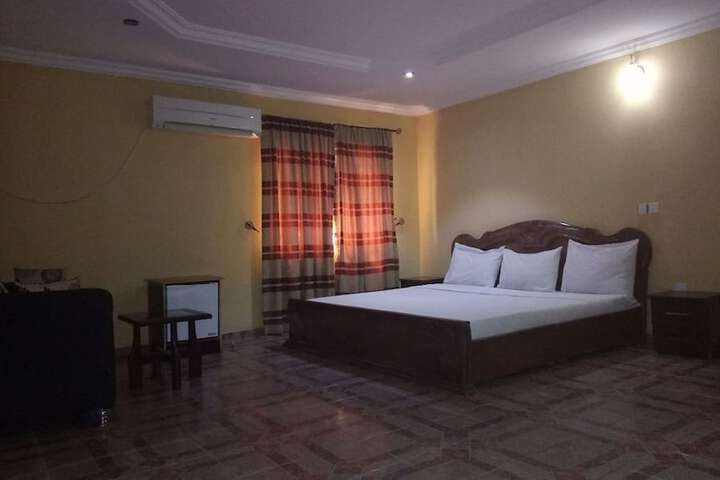 Room 10 of 16