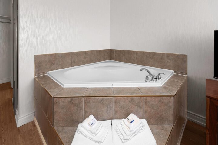 Hot Tub 29 of 58
