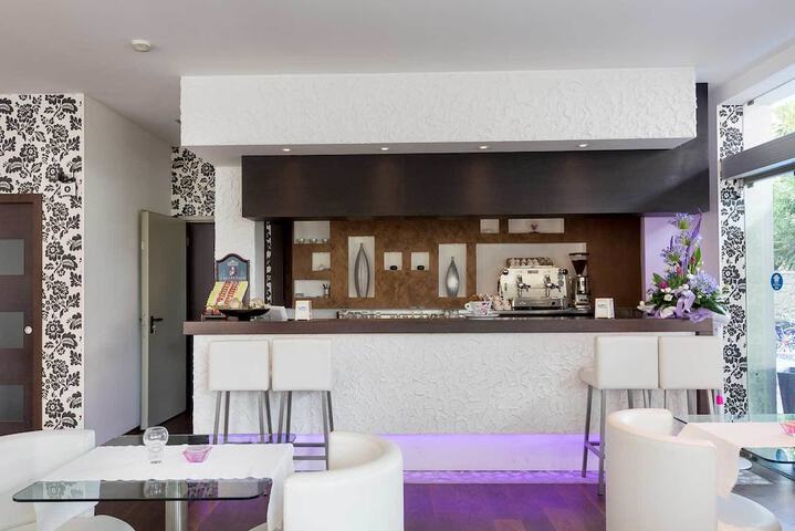 Lounge 55 of 75