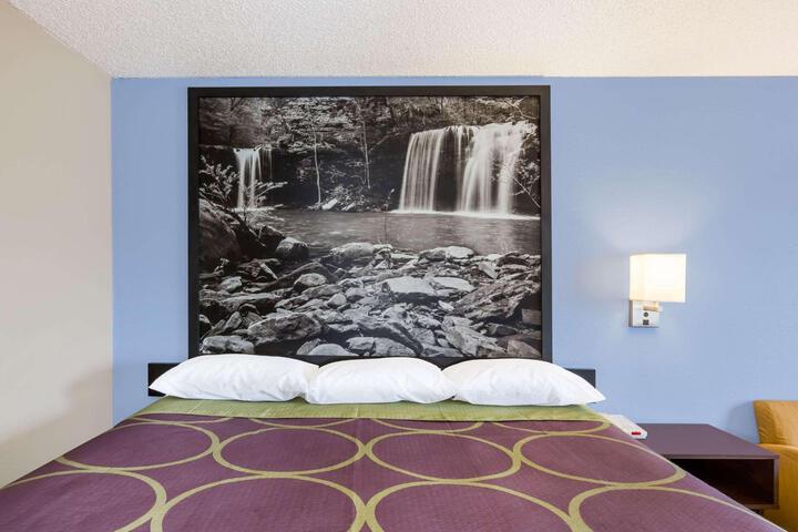 1 King Bed (3 of 7)