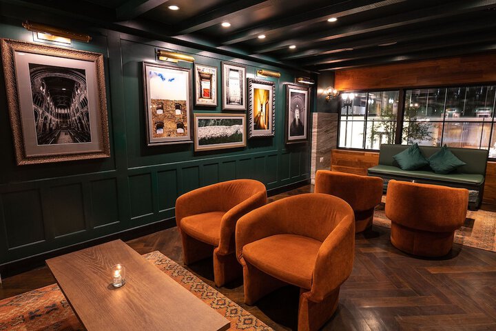 Lobby lounge