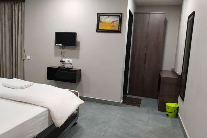 Room 9 of 28