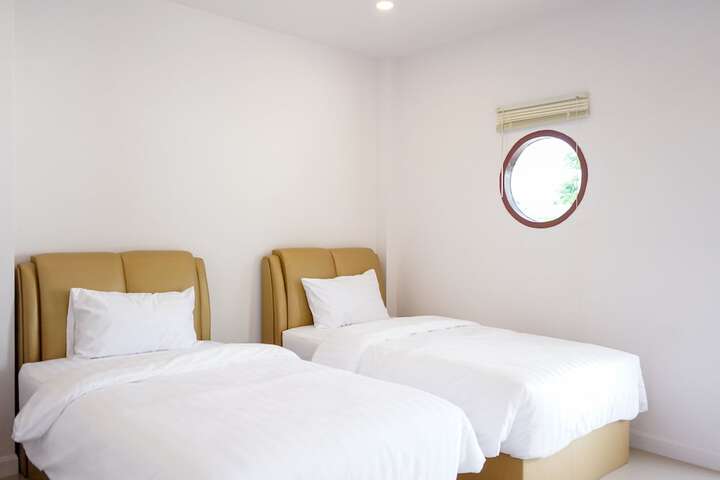 Room 4 of 12