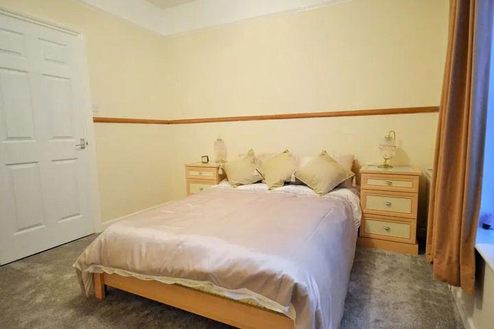 Room 6 of 14