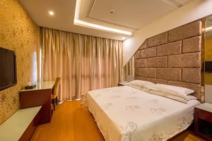 Room 5 of 16