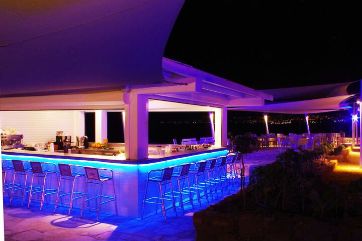 Lounge 113 of 143