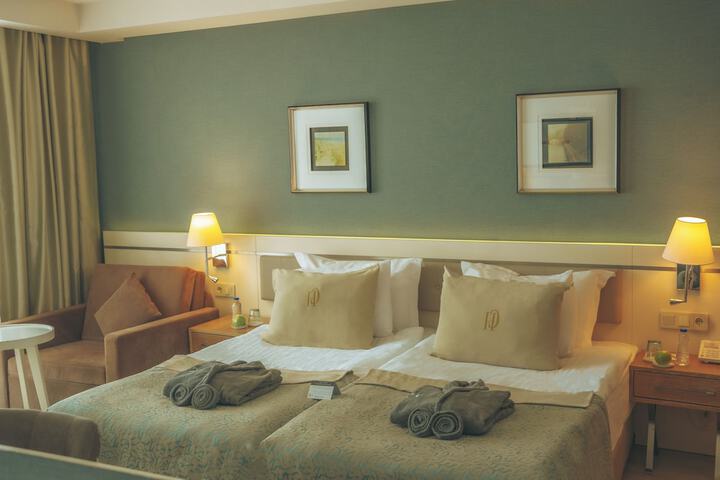 Room 13 of 72