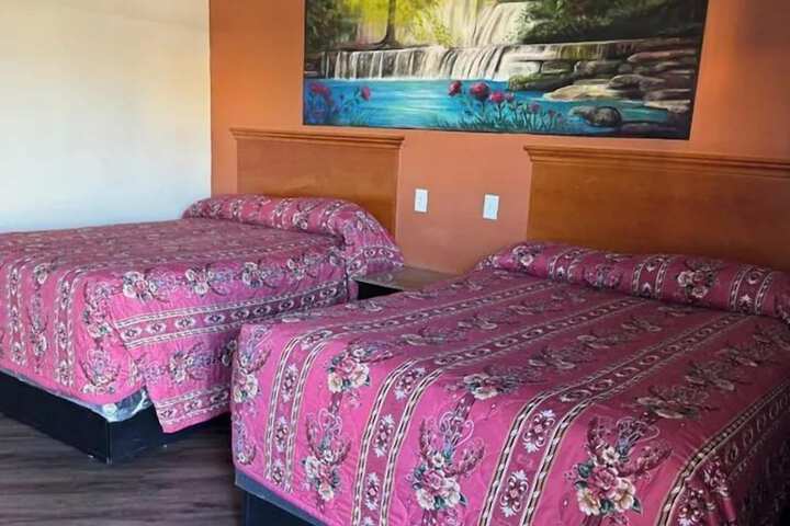 1 Queen Bed (2 of 8)