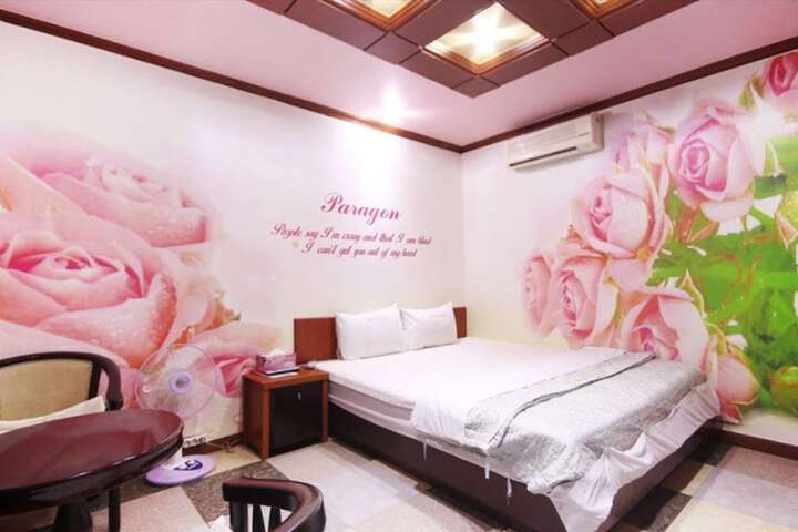 Room 6 of 16
