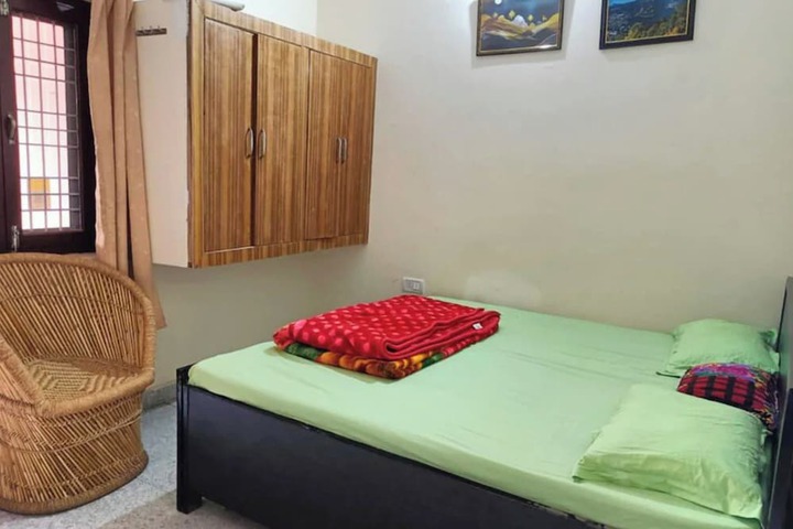 Room 8 of 12