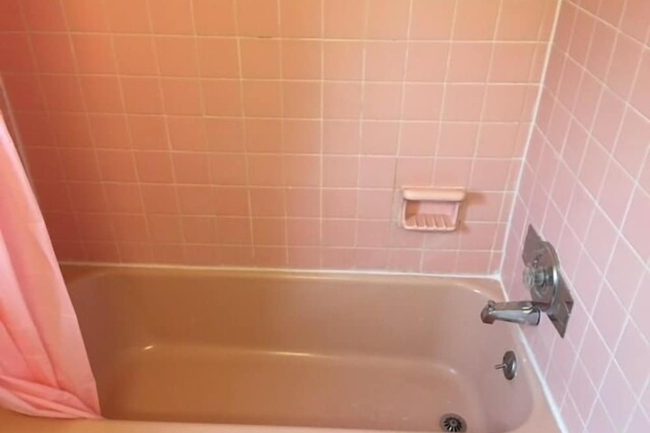 Deep soaking bathtub