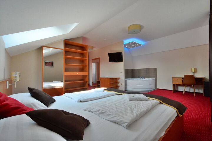 Room 9 of 40