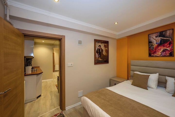 Room 13 of 158