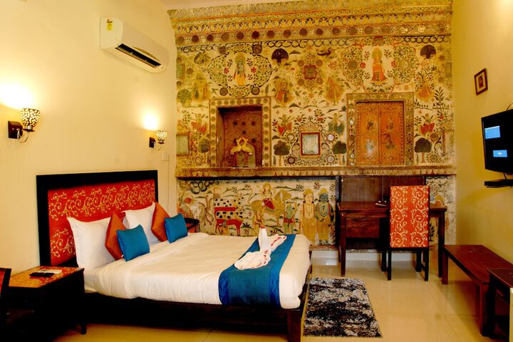 Room 8 of 33