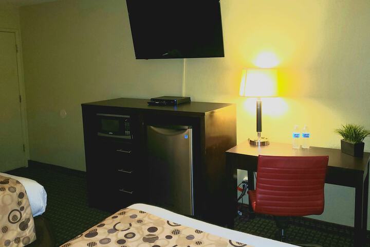 2 Queen Beds Flat Screen Television Microwave and Refrigerator High Speed Internet A (3 of 19)