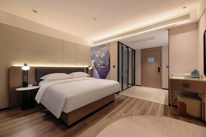 Room 18 of 127