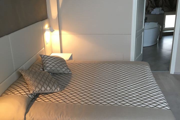 Room 5 of 121