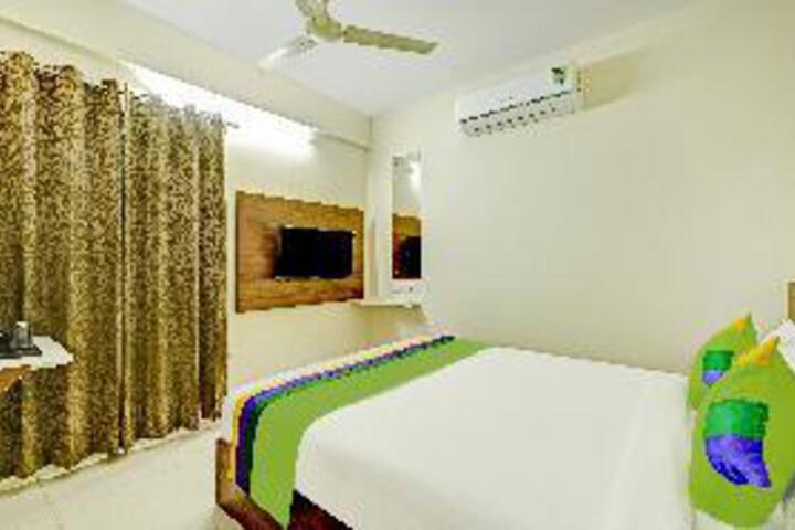 Room 13 of 28