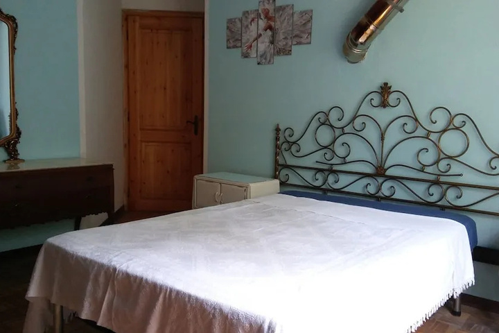 Room 4 of 12