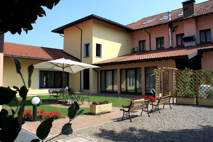 Hotel Exterior 36 of 40