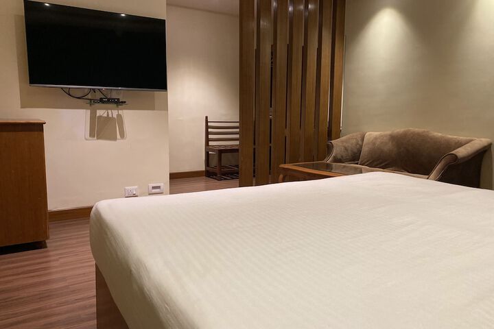 Room 5 of 12