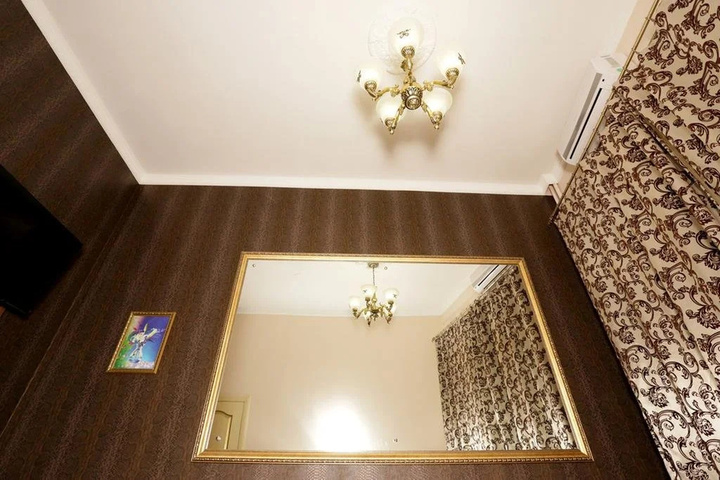 Room 10 of 12