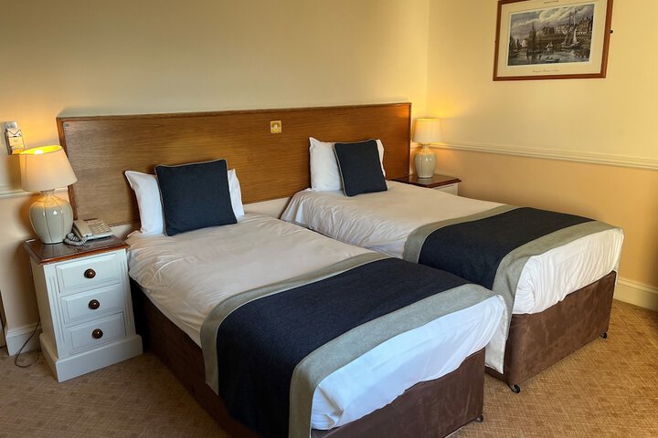 Room 10 of 28