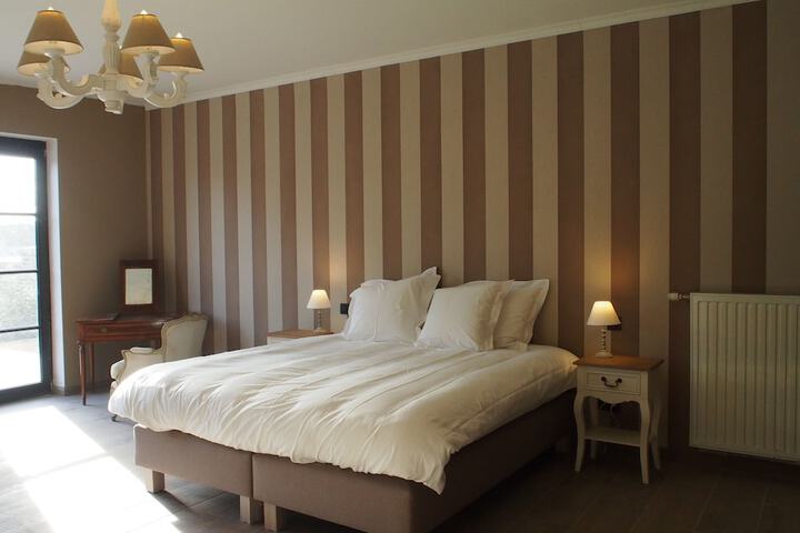 Room 3 of 43