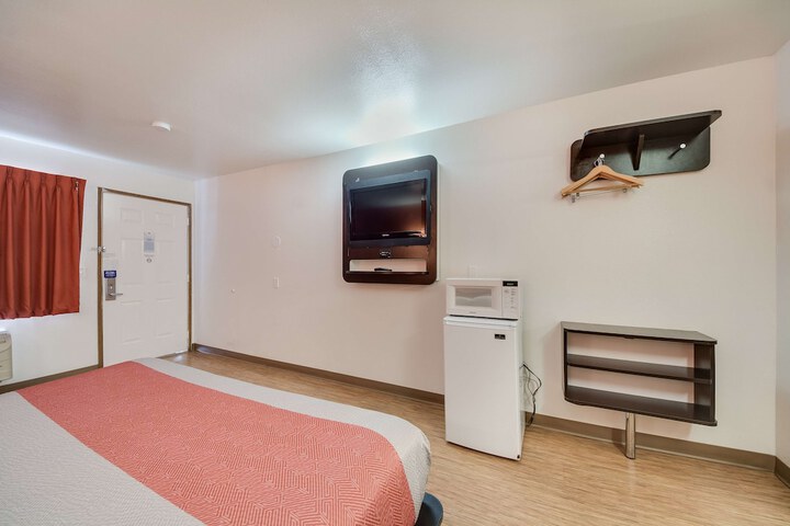 Room 10 of 38