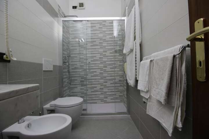Room 4 of 10