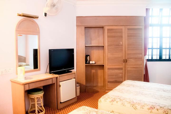 Room 13 of 33