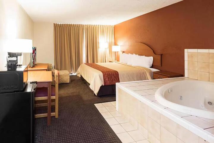 1 King Bed (2 of 6)