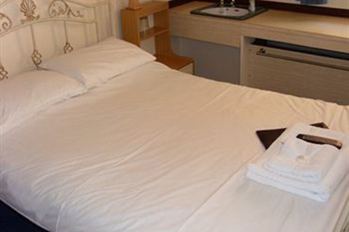 Room 9 of 12