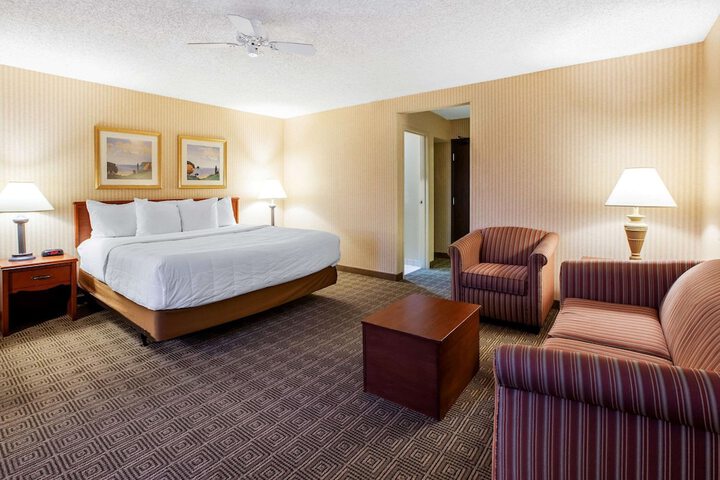 1 King Bed Studio Suite (3 of 5)