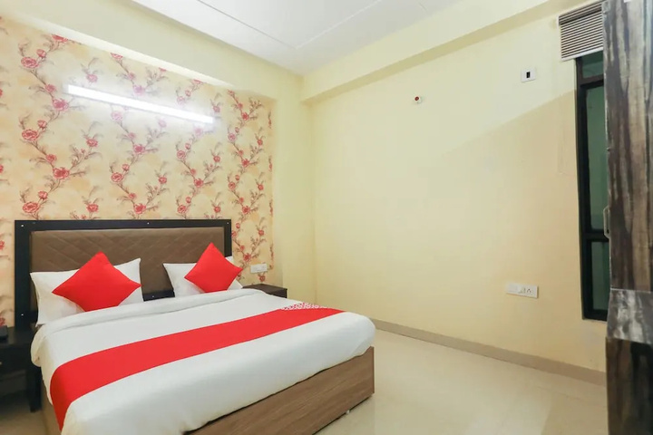Room 7 of 12