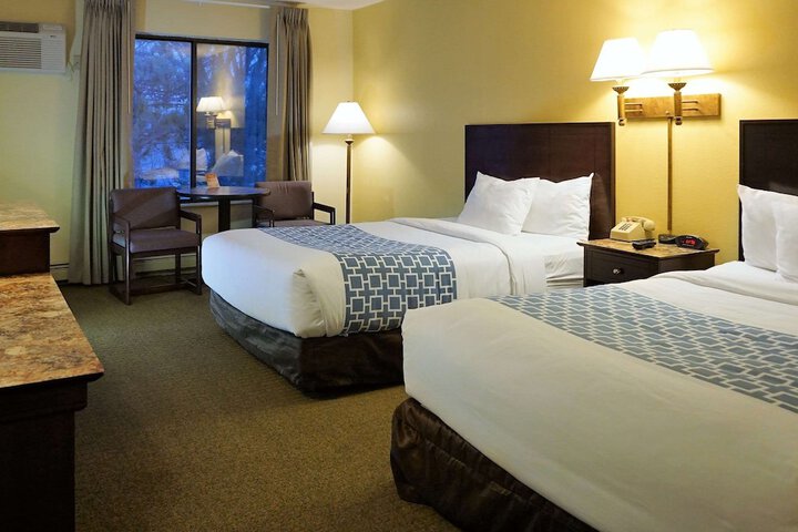 1 Queen Bed (5 of 12)