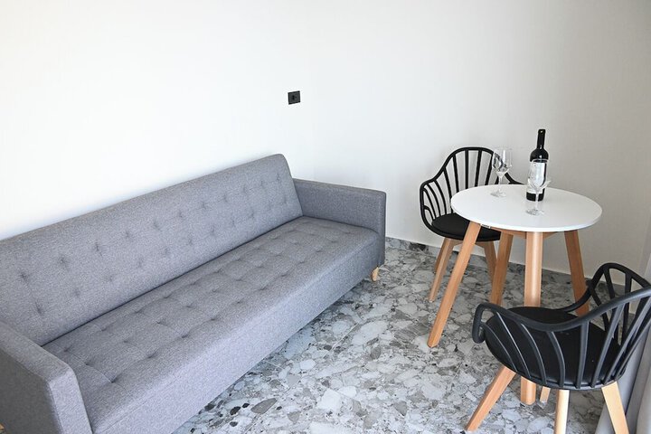 Room 2 of 33