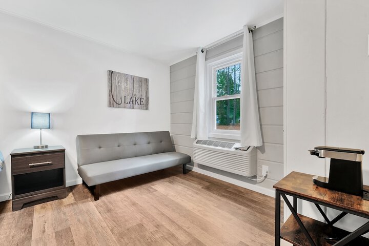Classic Room 1 King Bed Private Bathroom (4 of 4)