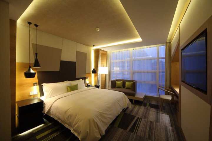 Room 6 of 33