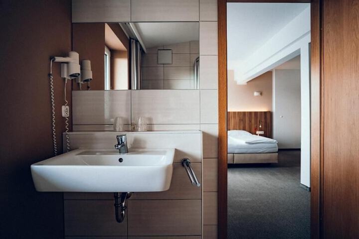 Room 16 of 36