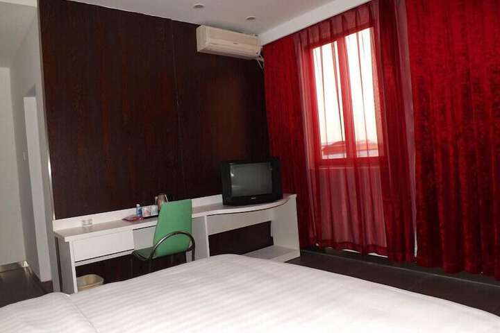 Room 6 of 16