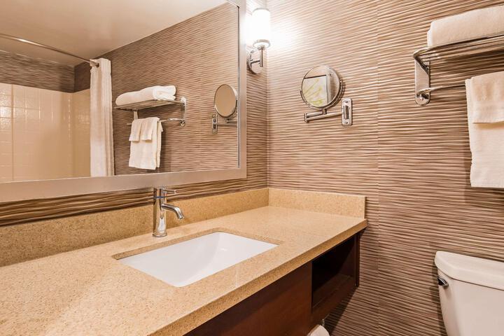 1 King Bed Microwave and Refrigerator WiFi Full Breakfast (3 of 15)