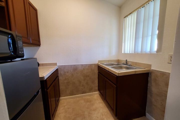 Standard King Bed Kitchenette (17 of 19)