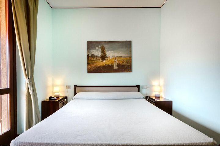 Room 8 of 33