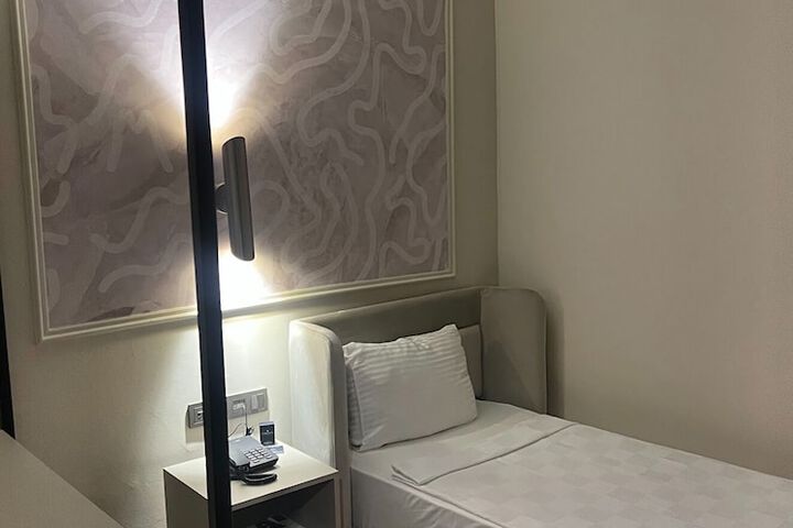 Room 6 of 111