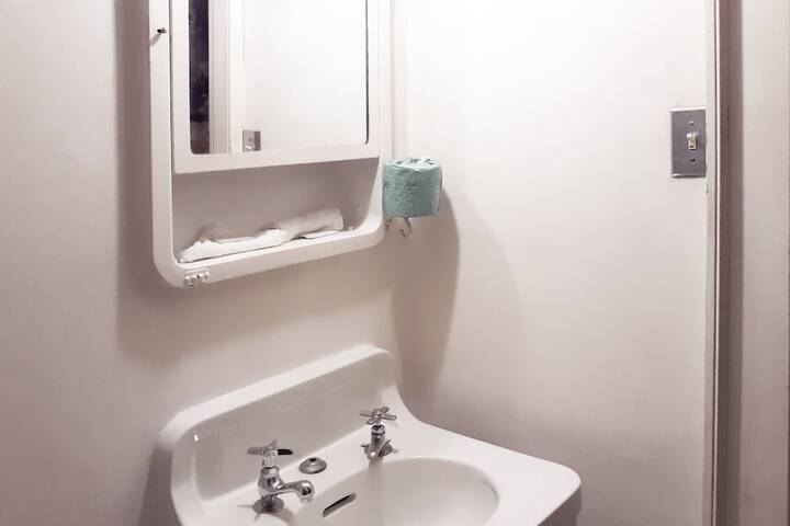 Bathroom sink
