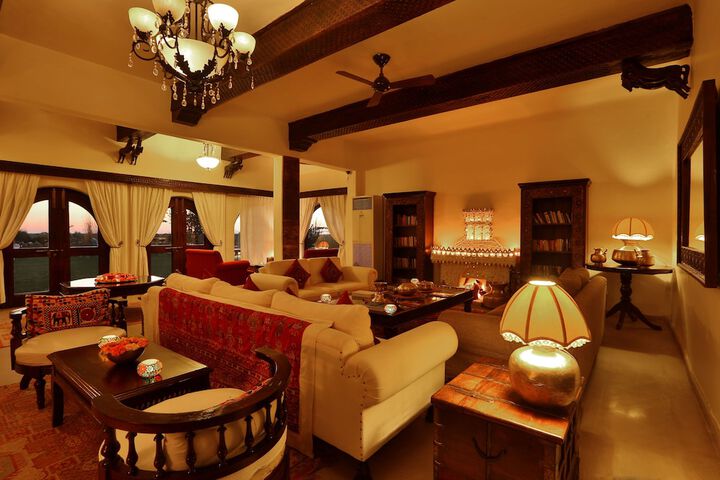 Lounge 52 of 65
