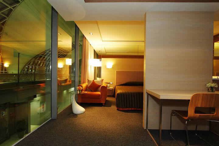 Room 13 of 36