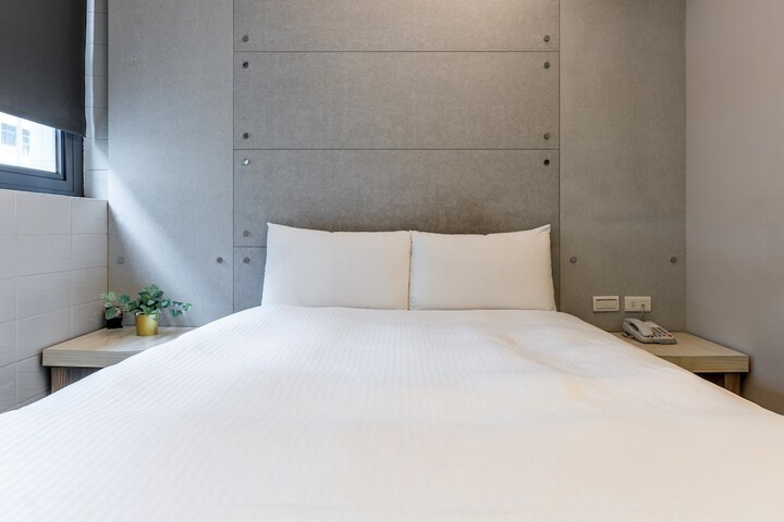 Room 6 of 28